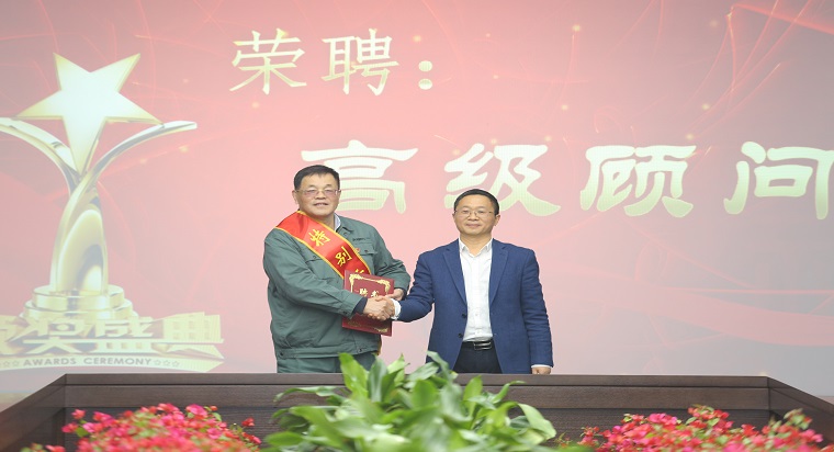 2楊秀彪董事長頒發(fā)長虹華意“高級顧問”聘書.jpg